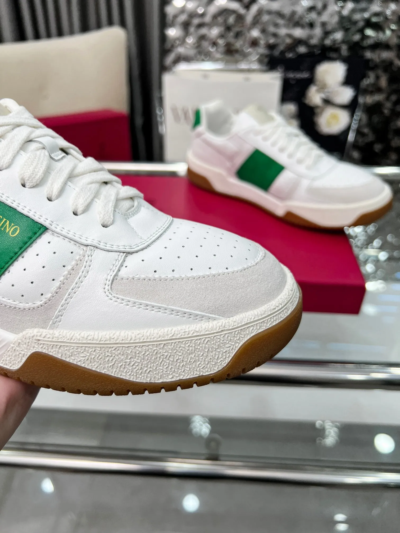 【Valentino】P: 660💰 Couple style, size: women 35-40▪️men 39-44 (customized at 45.46) Valentino 𝑶𝒏𝒆𝑺𝒕𝒖𝒅 Couple sports shoes series Valentino 2025 new couple sports shoes are on sale. The original ZP purchase and disassembly. Repeated pattern making and modification. 1:1 restoration! Top luxury masterpiece, lace-up design, soft and comfortable imported calfskin brings excellent elegant texture and excellent on-foot comfort. Top purchasing version upper: imported calfskin surface/original oil edge craftsmanship. Lining: water-dyed sheepskin lining. Outsole: original development 𝐓𝐏𝐔 two-color combination outsole. Packaging: full package with original configuration.